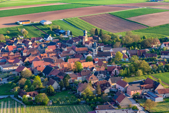 Vue aérienne de Saint Nicolaï à le quartier Neuses am Berg in Dettelbach dans le département Bavière, Allemagne