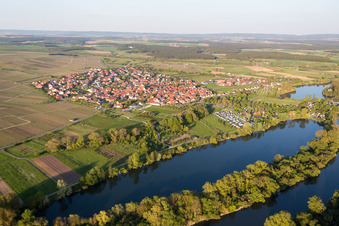 Vue aérienne de Les rives du Main-Aue à Sommerach dans le département Bavière, Allemagne