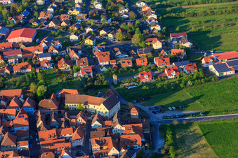 Vue aérienne de Domaine viticole Zehnthof Weickert à Sommerach dans le département Bavière, Allemagne