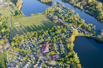Vue aérienne de Caravanes et tentes - Camping Katzenkopf sur le Main-Auen à Sommerach dans le département Bavière, Allemagne