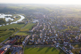Vue aérienne de Les rives du Main à Dettelbach dans le département Bavière, Allemagne