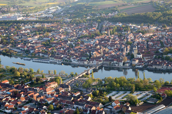 Vue aérienne de Pont principal à Kitzingen dans le département Bavière, Allemagne