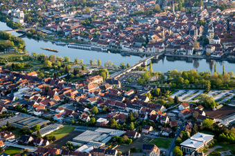Vue aérienne de Rivière - structure de pont sur le Main dans le district d'Etwashausen à Kitzingen dans le département Bavière, Allemagne