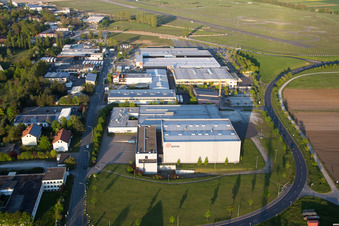 Vue aérienne de Zone commerciale et implantation d'entreprise Flugplatzstraße dans le quartier d'Etwashausen à Kitzingen dans le département Bavière, Allemagne