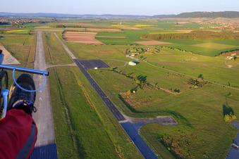 Vue aérienne de Piste de l'aéroport Kitzingen - EDGY à le quartier Hoheim in Kitzingen dans le département Bavière, Allemagne