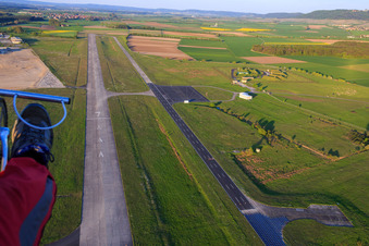 Vue aérienne de Piste de l'aéroport Kitzingen - EDGY à le quartier Hoheim in Kitzingen dans le département Bavière, Allemagne
