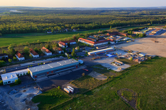 Vue aérienne de FRITSCH MHK4 et Guesthouse MOWO se connectent à l'aéroport à le quartier Hoheim in Kitzingen dans le département Bavière, Allemagne