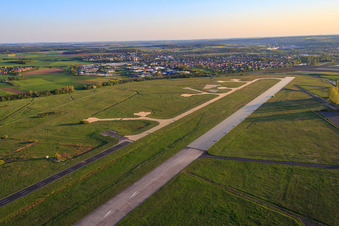 Vue oblique de Piste de l'aéroport Kitzingen - EDGY à le quartier Hoheim in Kitzingen dans le département Bavière, Allemagne