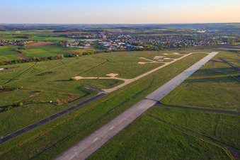 Piste de l'aéroport Kitzingen - EDGY à le quartier Hoheim in Kitzingen dans le département Bavière, Allemagne d'en haut