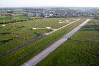 Vue aérienne de Piste avec zone de circulation de l'aérodrome LSC dans le district d'Etwashausen à le quartier Hoheim in Kitzingen dans le département Bavière, Allemagne