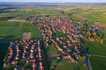 Vue aérienne de Vue du village depuis l'ouest à Großlangheim dans le département Bavière, Allemagne