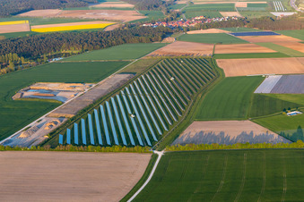 Vue aérienne de Champ solaire à le quartier Düllstadt in Schwarzach am Main dans le département Bavière, Allemagne