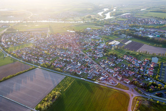 Vue aérienne de Les rives du Main à le quartier Stadtschwarzach in Schwarzach am Main dans le département Bavière, Allemagne