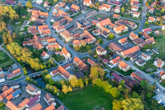 Vue aérienne de Bâtiment d'église au centre du village à le quartier Laub in Prichsenstadt dans le département Bavière, Allemagne