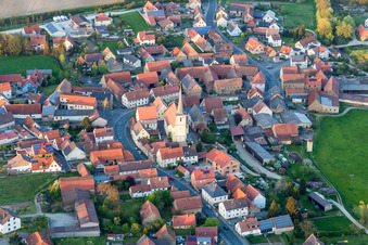 Vue aérienne de Bâtiments d'église en Stadelschwarzach à le quartier Stadelschwarzach in Prichsenstadt dans le département Bavière, Allemagne