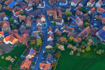 Vue aérienne de Centre du village vu de l'ouest à le quartier Brünnau in Prichsenstadt dans le département Bavière, Allemagne