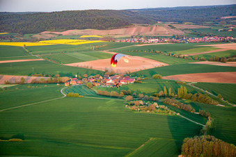 Vue aérienne de Parapente au-dessus de la ville à le quartier Wiebelsberg in Oberschwarzach dans le département Bavière, Allemagne
