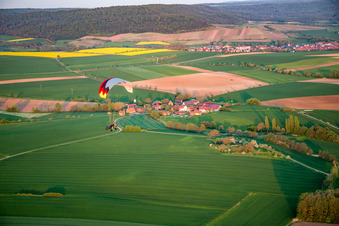 Photographie aérienne de Parapente au-dessus de la ville à le quartier Wiebelsberg in Oberschwarzach dans le département Bavière, Allemagne