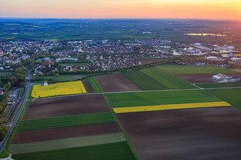 Vue aérienne de Vue de la ville au coucher du soleil depuis le sud-est à Gerolzhofen dans le département Bavière, Allemagne