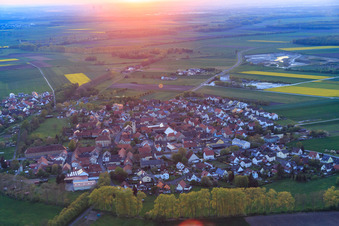 Vue aérienne de Vue du village depuis l'est au coucher du soleil à Sulzheim dans le département Bavière, Allemagne