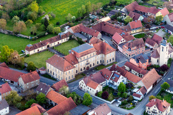 Vue aérienne de Château et Restaurant Sulzheim à Sulzheim dans le département Bavière, Allemagne