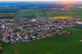 Vue aérienne de Vue de la ville au coucher du soleil depuis le sud-est à Grettstadt dans le département Bavière, Allemagne