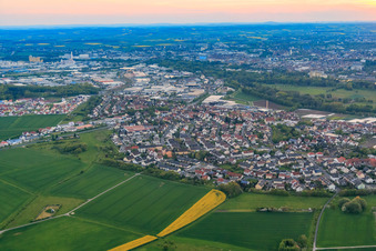 Vue aérienne de Vue de la ville au coucher du soleil depuis l'est à Sennfeld dans le département Bavière, Allemagne