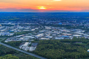 Vue aérienne de Vue de la ville au coucher du soleil depuis l'est à Schweinfurt dans le département Bavière, Allemagne