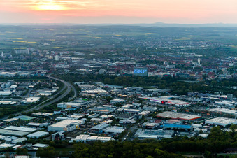 Vue aérienne de Zone industrielle et port d'implantation d'entreprises au coucher du soleil à Schweinfurt dans le département Bavière, Allemagne