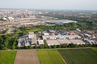 Vue aérienne de Zone commerciale Muldenweg à le quartier Pfingstweide in Ludwigshafen am Rhein dans le département Rhénanie-Palatinat, Allemagne