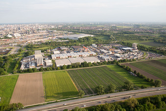 Vue aérienne de Zone commerciale Muldenweg à le quartier Pfingstweide in Ludwigshafen am Rhein dans le département Rhénanie-Palatinat, Allemagne