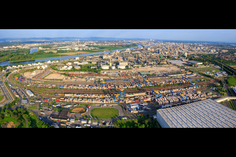Vue aérienne de Vue panoramique de l'usine chimique BASF sur la rive nord du Rhin, y compris la gare de marchandises et l'entrepôt. à le quartier BASF in Ludwigshafen am Rhein dans le département Rhénanie-Palatinat, Allemagne