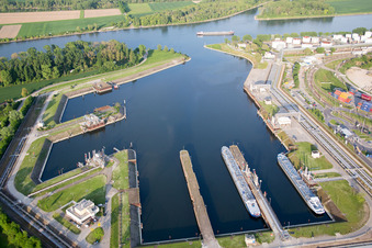 Vue aérienne de Quais et postes d'amarrage des navires au bassin du port intérieur de BASF à le quartier BASF in Ludwigshafen am Rhein dans le département Rhénanie-Palatinat, Allemagne