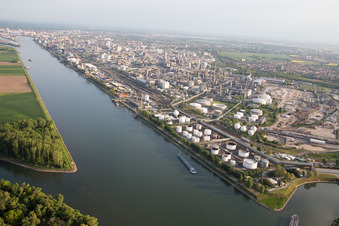 Vue aérienne de Au Landeshafen Nord à le quartier BASF in Ludwigshafen am Rhein dans le département Rhénanie-Palatinat, Allemagne