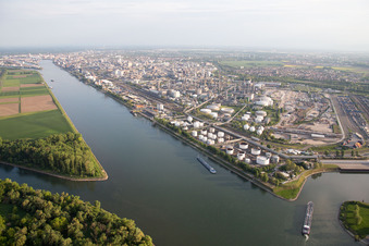 Photographie aérienne de Au Landeshafen Nord à le quartier BASF in Ludwigshafen am Rhein dans le département Rhénanie-Palatinat, Allemagne