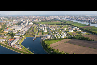 Vue aérienne de Zone industrielle et commerciale avec MTG Bayer GmbH sur l'île de Friesenheimer dans le quartier Industriehafen à le quartier Neckarstadt-West in Mannheim dans le département Bade-Wurtemberg, Allemagne
