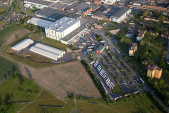 Vue aérienne de Accès des camions aux locaux de l'usine SCA HYGIENE PRODUCTS GmbH sur l'Altrhein dans le quartier de Waldhof à le quartier Sandhofen in Mannheim dans le département Bade-Wurtemberg, Allemagne