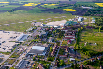 Vue aérienne de Piste fermée sur l'ancienne base aérienne de Coleman de l'US Air Force à le quartier Sandhofen in Mannheim dans le département Bade-Wurtemberg, Allemagne