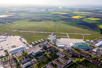 Vue aérienne de Piste fermée sur l'ancienne base aérienne de Coleman de l'US Air Force à le quartier Sandhofen in Mannheim dans le département Bade-Wurtemberg, Allemagne