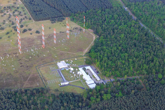 Vue aérienne de Système d'antenne de la station émettrice IBB International Broadcasting Bureau Lampertheim à le quartier Neuschloß in Lampertheim dans le département Hesse, Allemagne