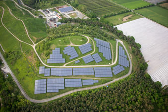 Vue aérienne de Système photovoltaïque sur une ancienne décharge à le quartier Hüttenfeld in Lampertheim dans le département Hesse, Allemagne
