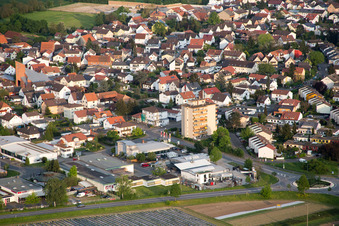 Vue aérienne de Zone industrielle et implantation d'entreprise « an der Tuchbleiche » avec Parker Hannifin GmbH division POLYFLEX à le quartier Hüttenfeld in Lampertheim dans le département Hesse, Allemagne