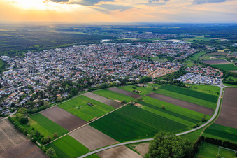 Vue aérienne de Vue de la ville depuis le sud-est à Lorsch dans le département Hesse, Allemagne