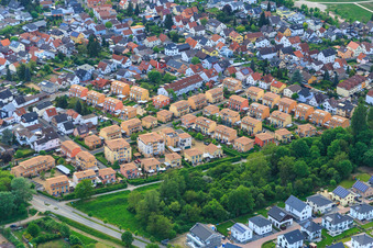 Vue aérienne de Quartier résidentiel de Malvenweg avec des toits de tuiles de couleur ocre à Lorsch dans le département Hesse, Allemagne