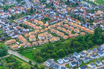 Vue aérienne de Quartier résidentiel de Malvenweg avec des toits de tuiles de couleur ocre à Lorsch dans le département Hesse, Allemagne