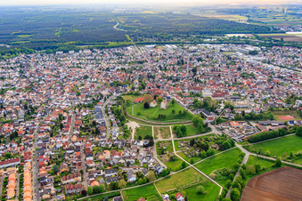 Vue aérienne de Vue de la ville depuis l'est avec le monastère Lorsch à Lorsch dans le département Hesse, Allemagne