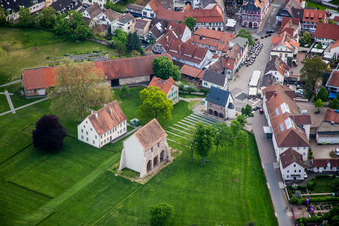 Vue aérienne de Ensemble de bâtiments de l'ancien monastère et actuel monastère classé au patrimoine mondial de l'UNESCO Lorsch à Lorsch dans le département Hesse, Allemagne