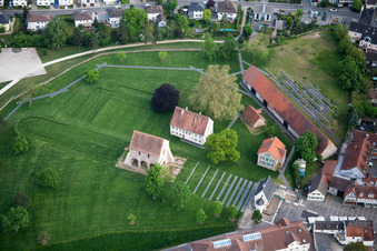 Photographie aérienne de Ensemble de bâtiments de l'ancien monastère et actuel monastère classé au patrimoine mondial de l'UNESCO Lorsch à Lorsch dans le département Hesse, Allemagne