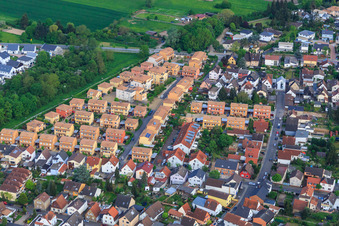 Vue aérienne de Quartier résidentiel Oleanderstraße avec des toits de tuiles de couleur ocre à Lorsch dans le département Hesse, Allemagne