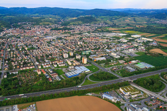 Vue aérienne de Vue de la ville au-delà de l'A5 à la sortie Bensheim à Bensheim dans le département Hesse, Allemagne
